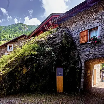 Scoprilo Vivilo Gerola Alta Masso erratico Parco delle Orobie Valtellinesi Immagine in evidenza