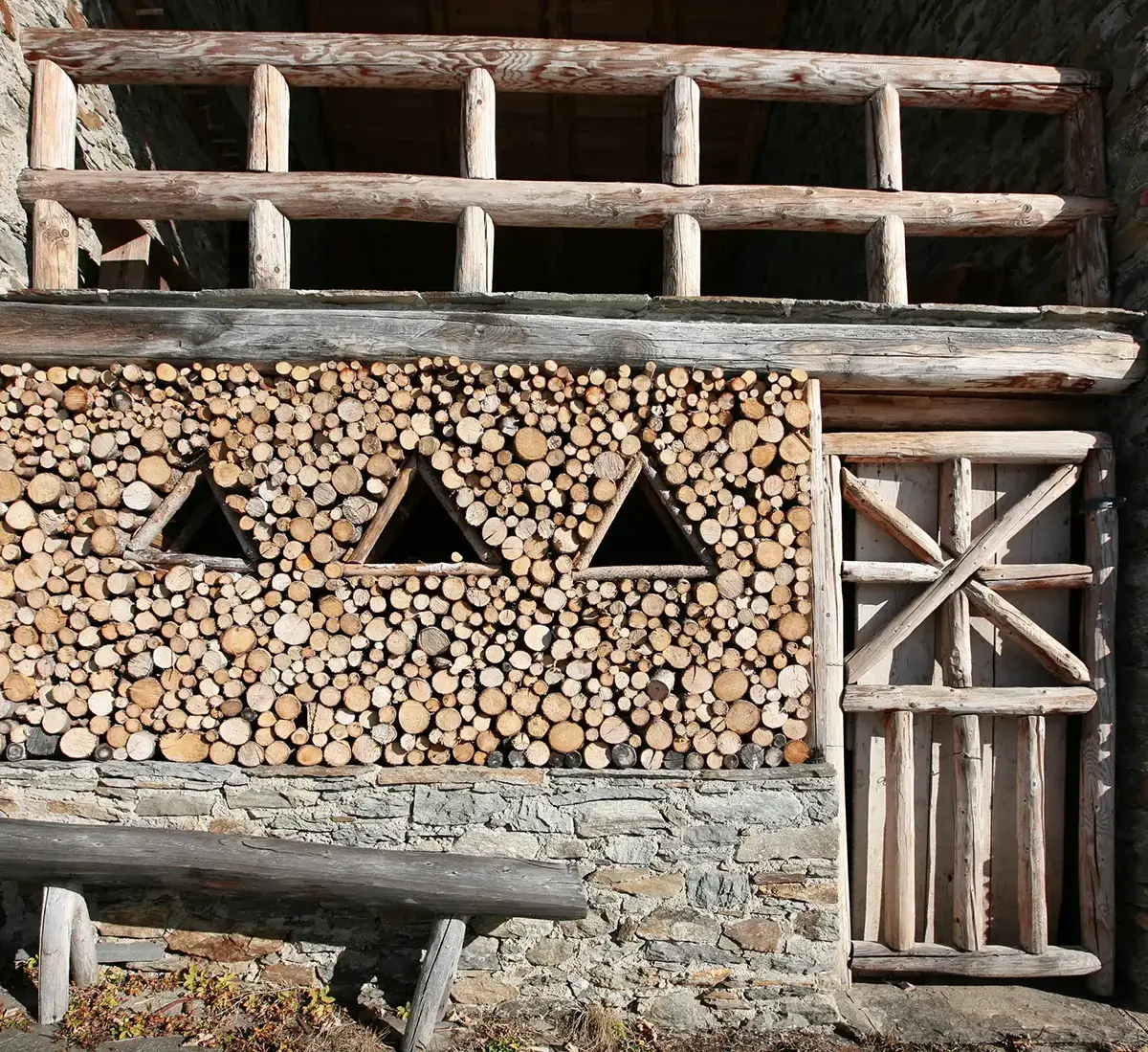 Dettaglio di una parete in legno e roccia delle case rurali a Albaredo per San Marco