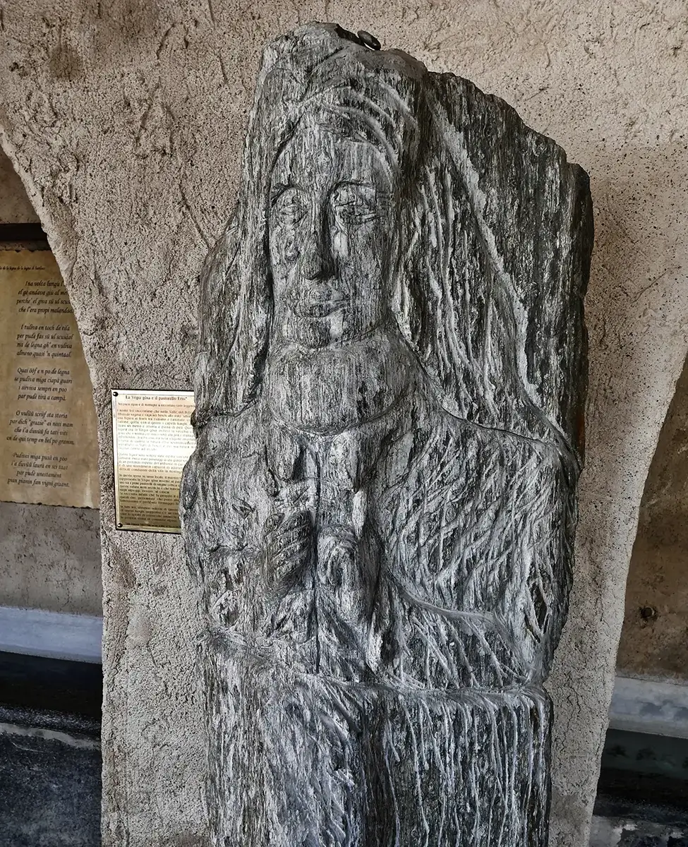 scultura di donna in pietra di Angelo Gabriele Fierro
