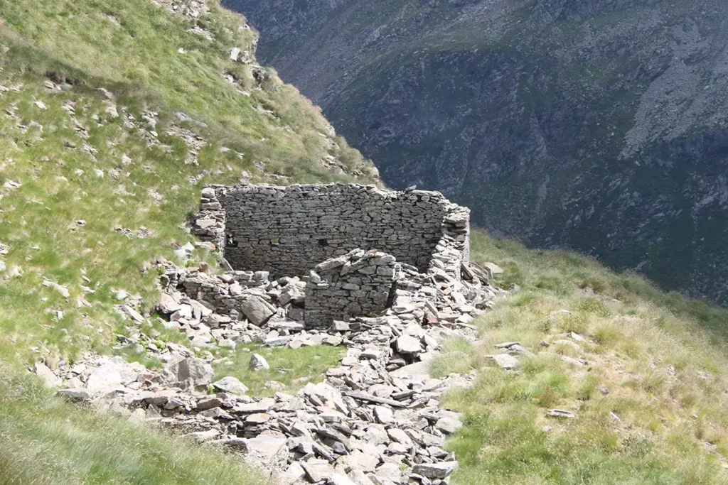 Resti di una fortificazione circolare in pietra costruita durante la prima guerra mondiale